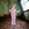 ANNABELLE IHLETTE MOZGÓ HORROR BABA – ÉLETNAGYSÁGÚ HALLOWEEN DEKORÁCIÓ