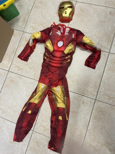 Vasember izmosított jelmez álarccal